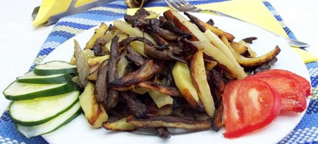 Жареный молочный цыпленок с картофелем