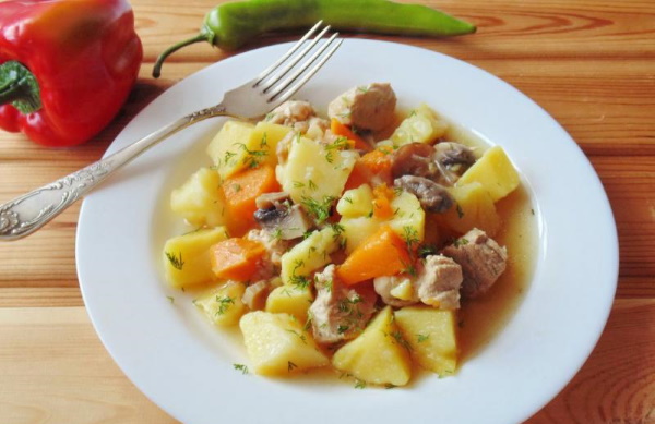 Жаркое в казане с картошкой и свининой, овощами, грибами, капустой. Рецепт с фото